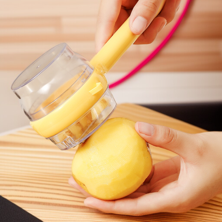 Spritzschneider beim Schneiden von Gemüse