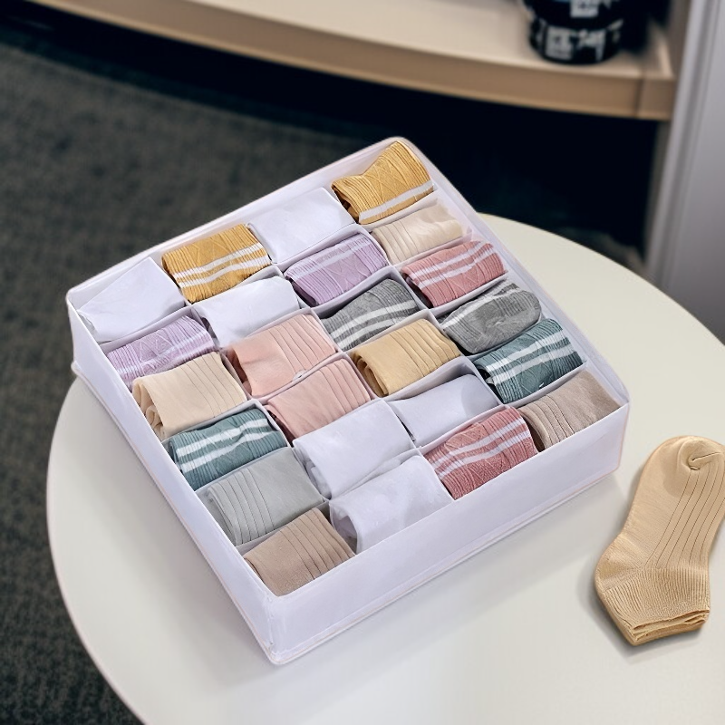 靴下と下着を収納したボックス