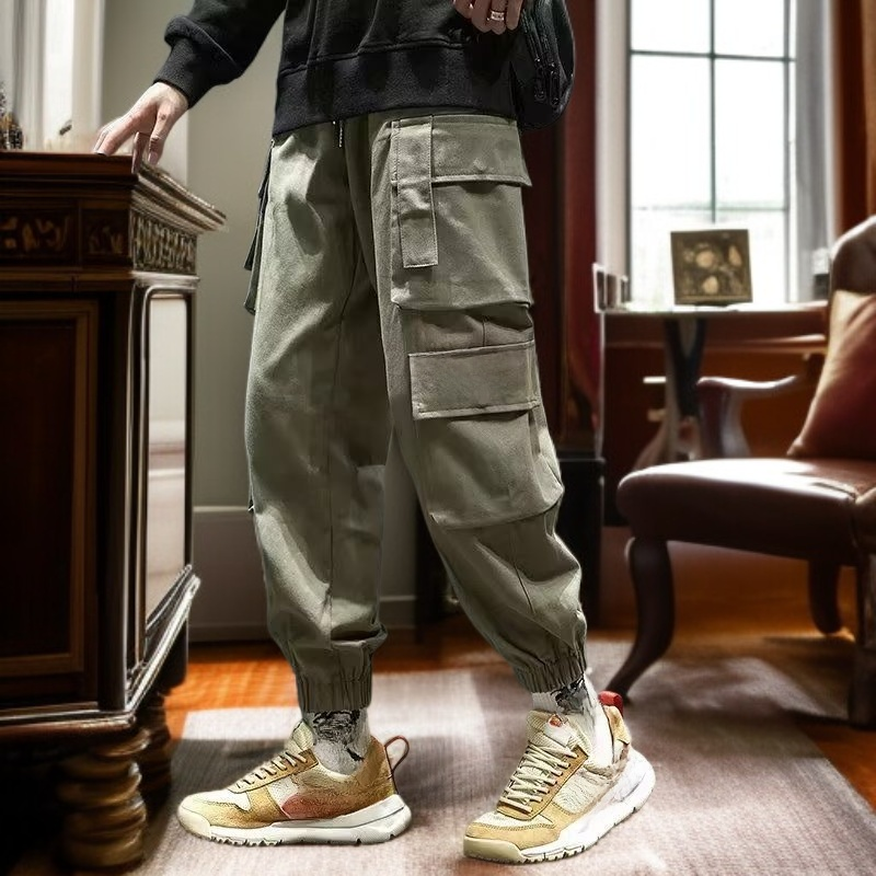 ゆったりとしたシルエットのパンツ