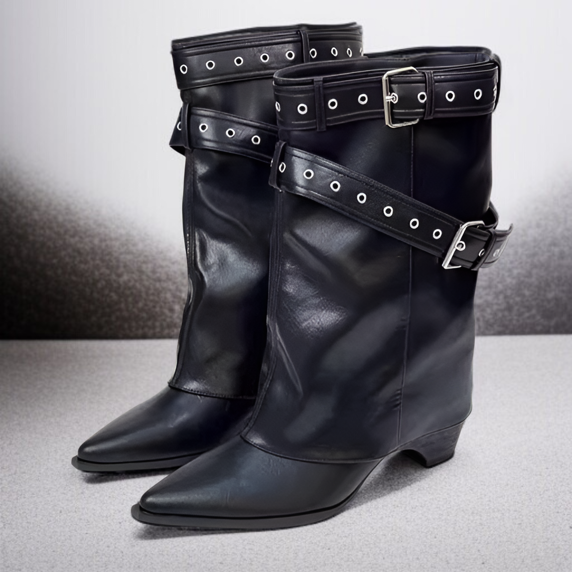 美しいシルエットの西部風女靴