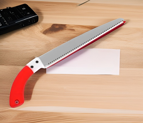 Detailaufnahme des Sägeblatts der Gartensäge