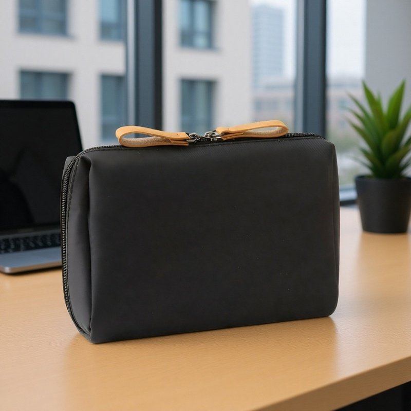 Bolsa de maquillaje portátil abierta mostrando compartimentos