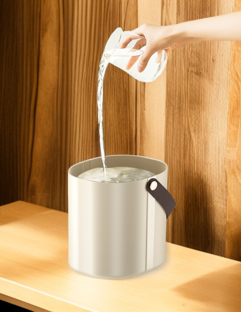 실내 공간에 놓인 가습기의 사용 모습