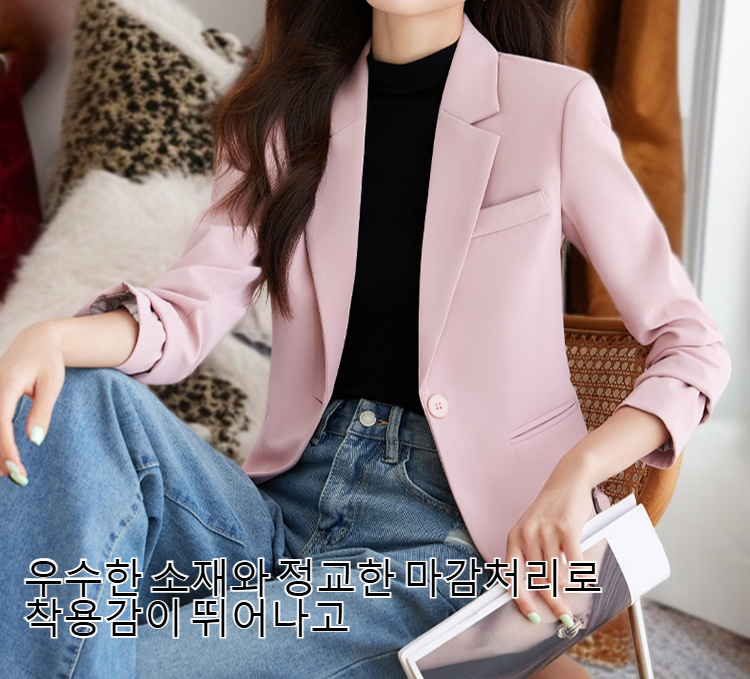 고급감 있는 여성 통근 양복 착용샷