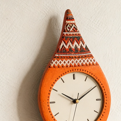 無聲運作壁掛鐘掛在客廳牆上