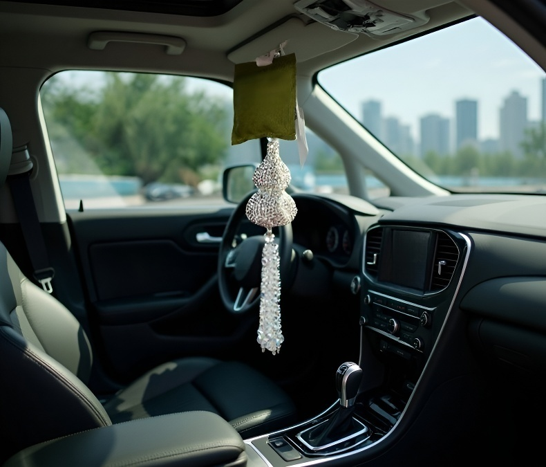 빛나는 다이아몬드와 크리스털 디테일