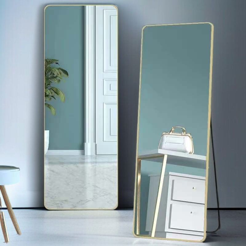 심플한 가정용 전신거울 전체 모습