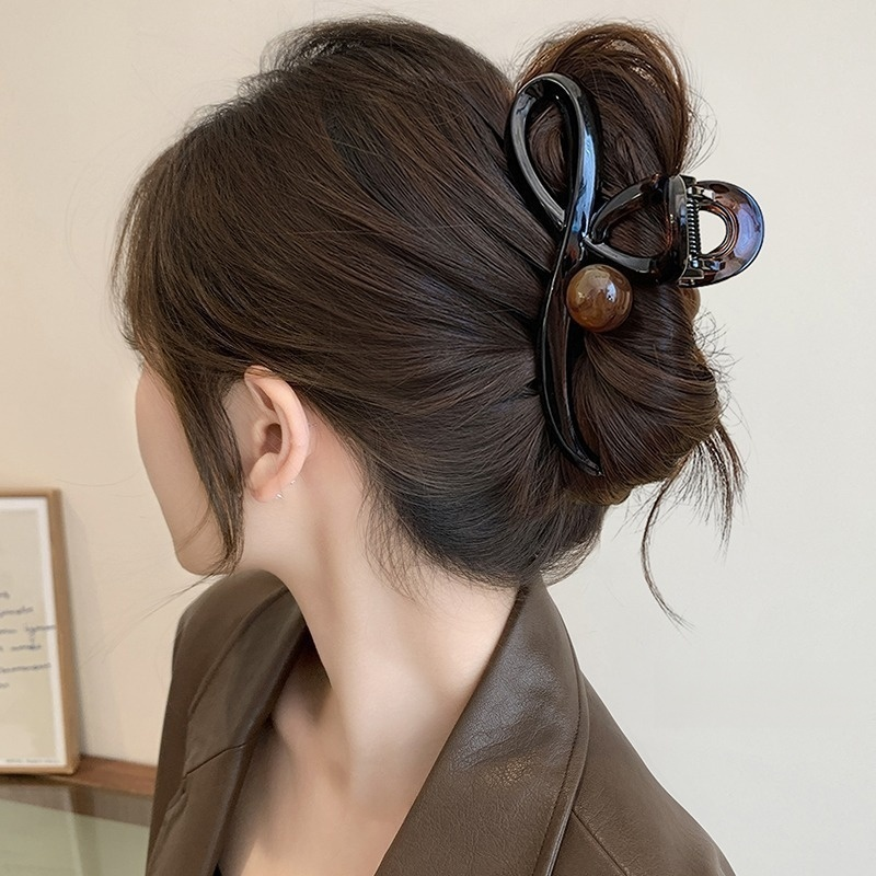 กิ๊บติดผมที่ด้านหลังศีรษะ