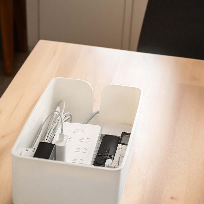 Caja organizadora de enchufes manteniendo el espacio ordenado