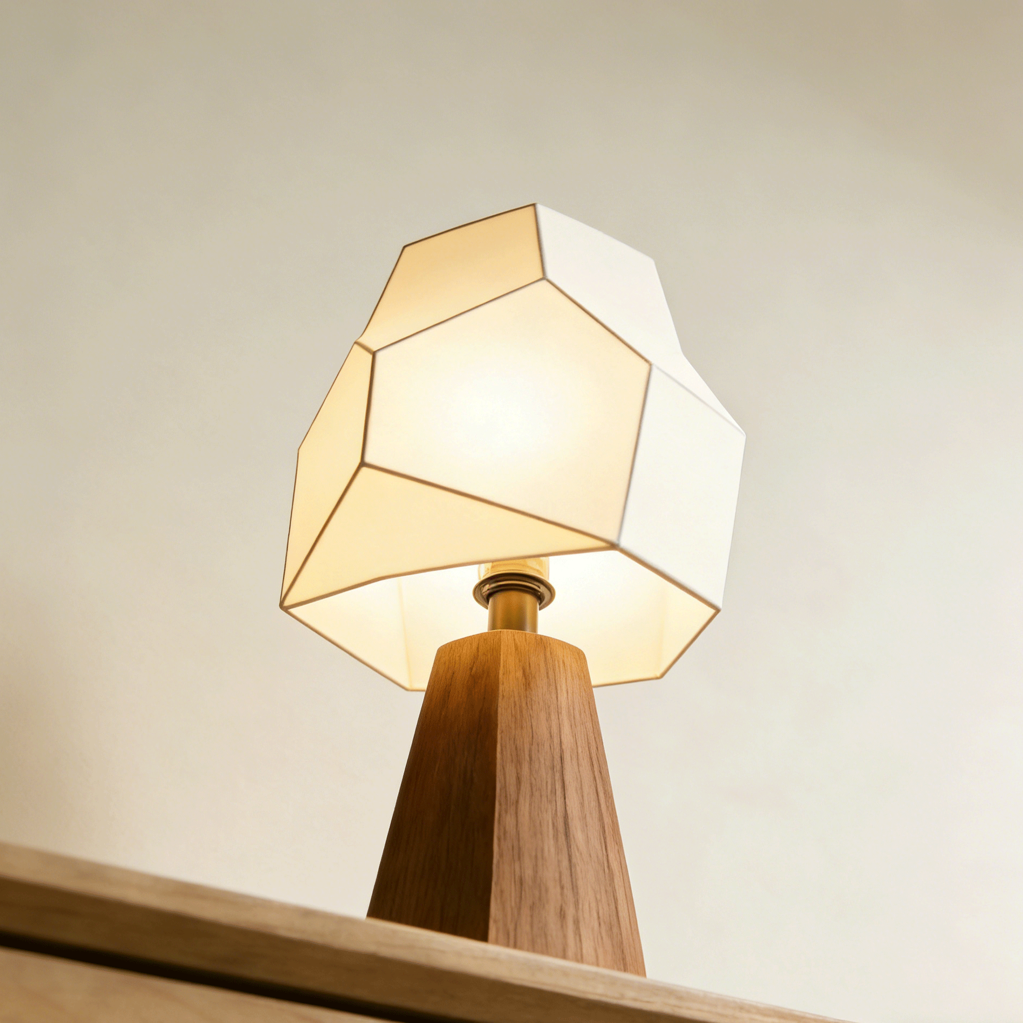 Lámpara de escritorio con luz cálida decorando una oficina