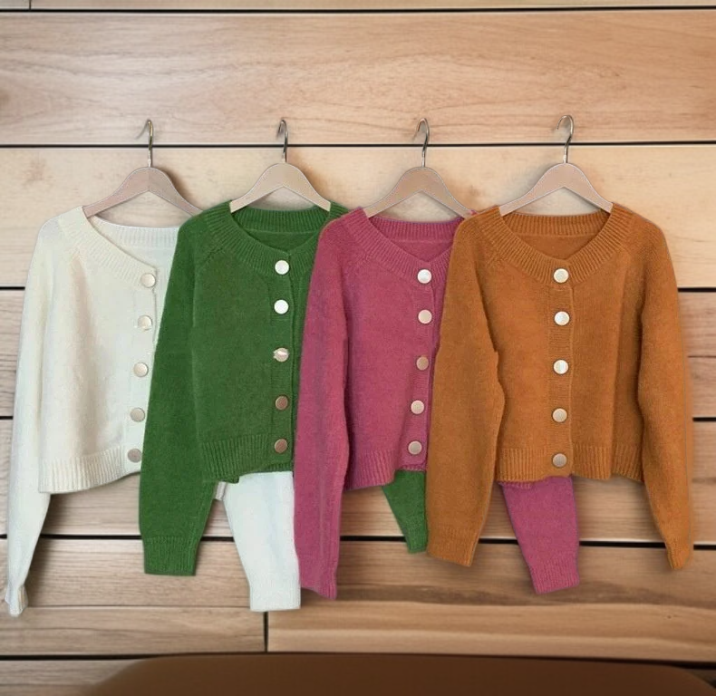 Vista frontal de chaqueta de punto en color sólido