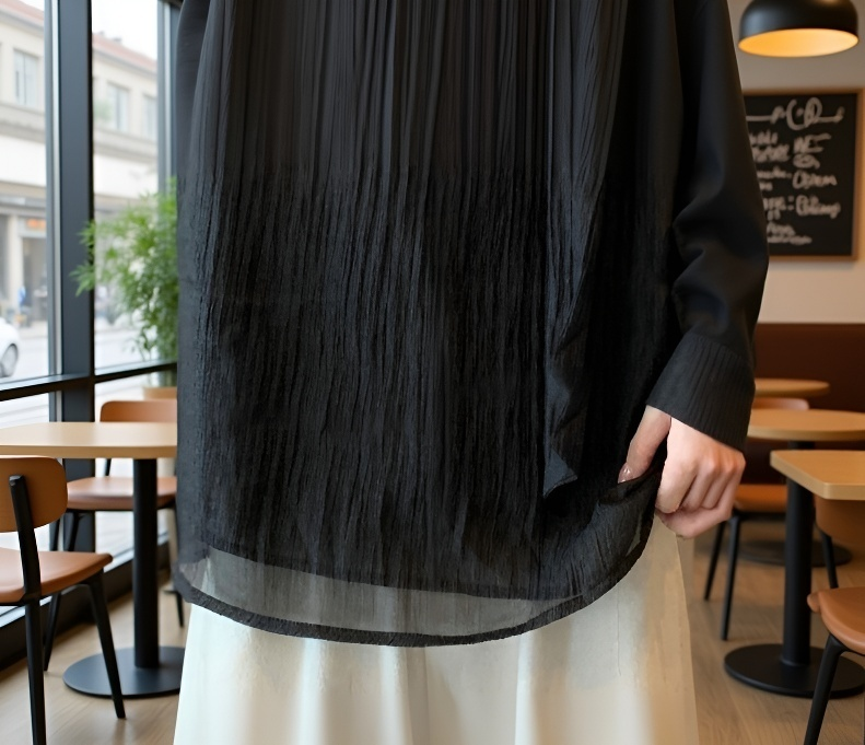 トレンド感あるオフショルダーツーウェイシャツのディテール