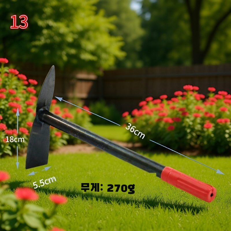 정원에서 괭이로 작업하는 모습