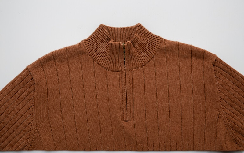 暖かい素材のメンズタートルネックセーター