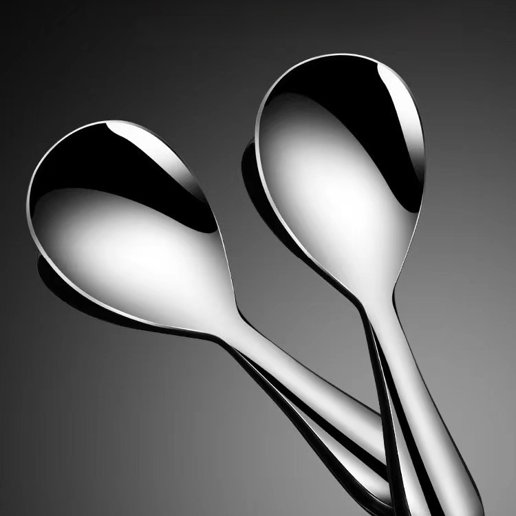 厚手のステンレス製スプーン