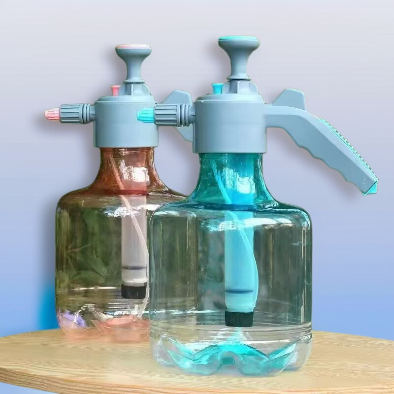 압력 분무기를 들고 사용하는 모습