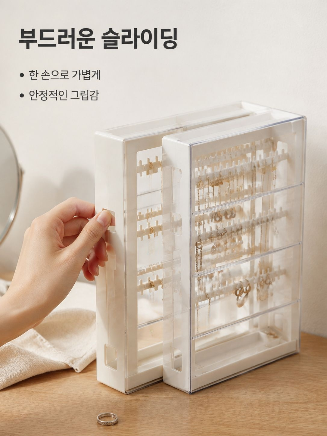 립스틱, 브러쉬, 아이섀도우 수납 가능 모습