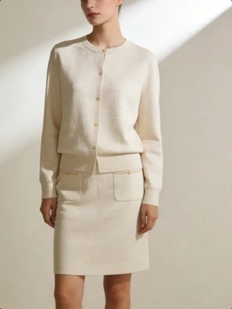 Strickjacke mit Rundhalsausschnitt und goldenen Knöpfen + kurzer Rock Set