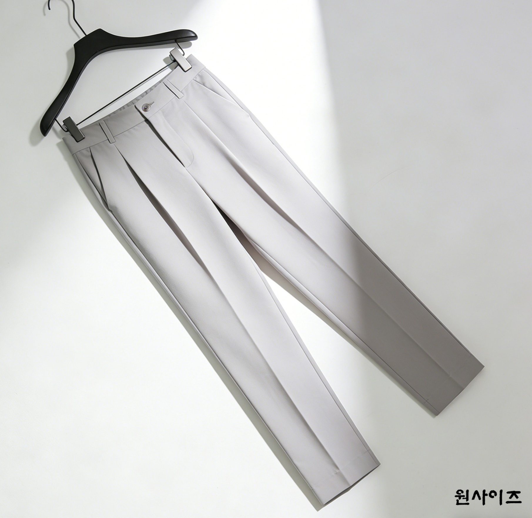 연회색 정장 바지 허리 디테일