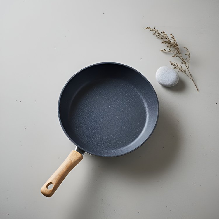 Černá nepřilnavá pánev