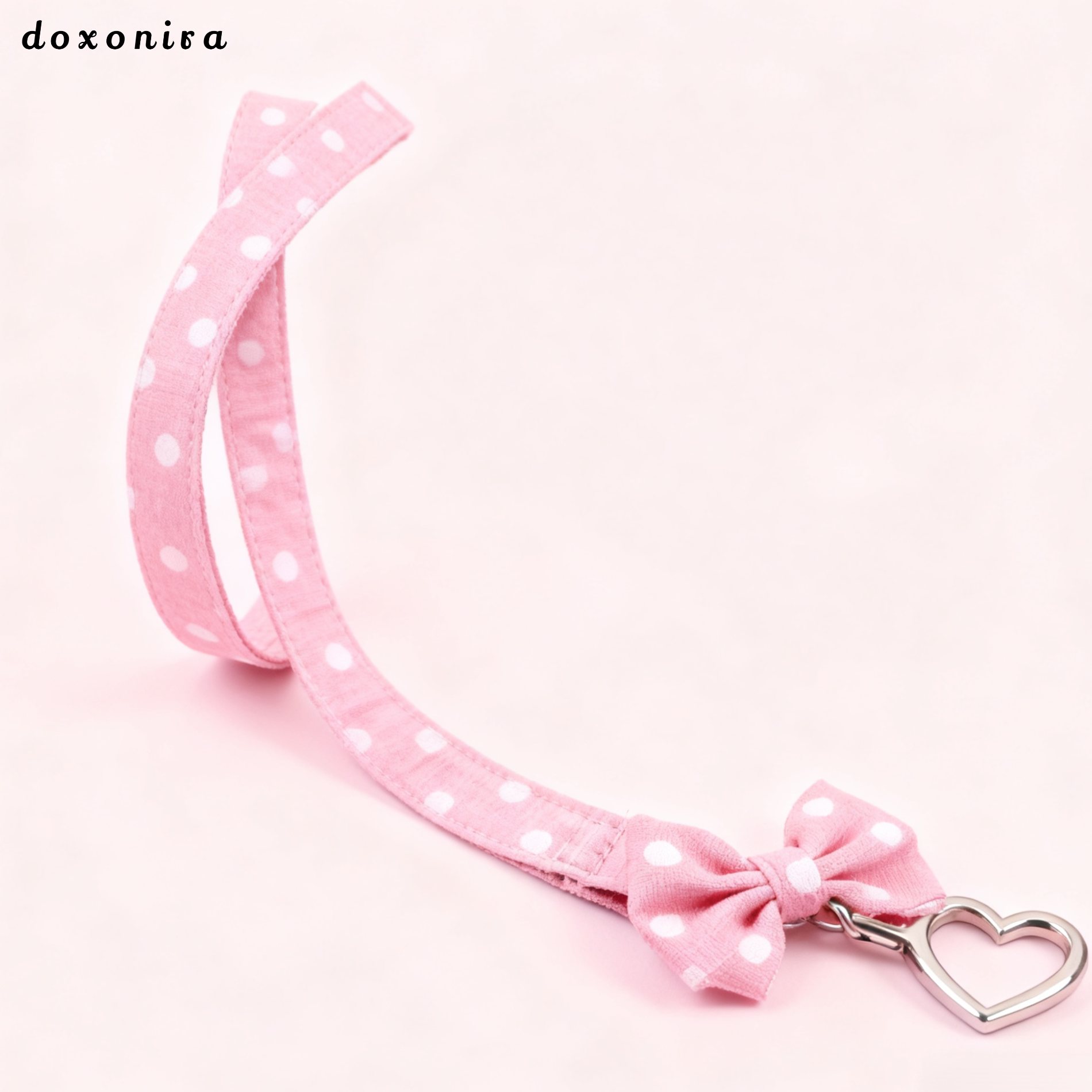 강아지에게 착용된 물방울 패턴 목줄 모습