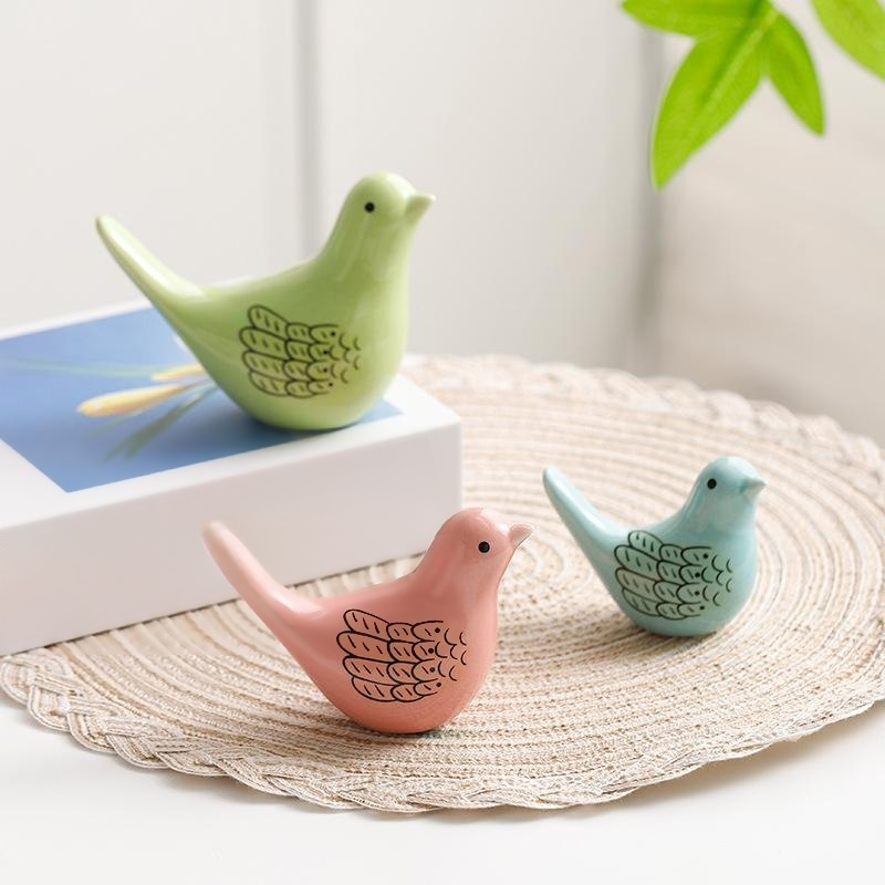 陶器製の手描き鳥の置物