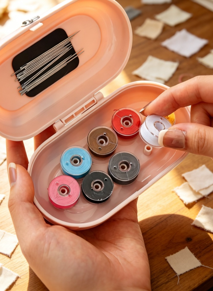 Needle and thread storage box for crafters