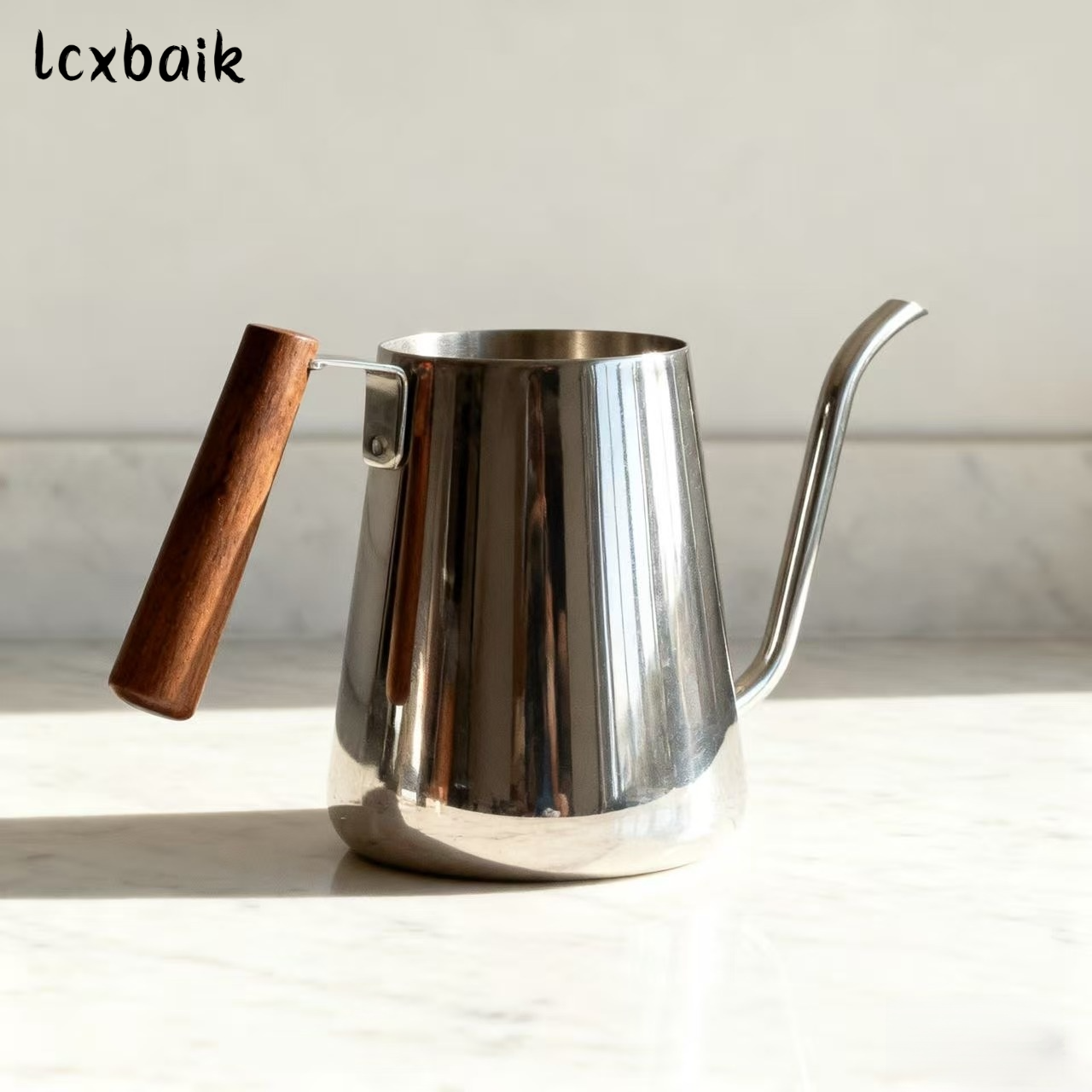 긴 주둥이와 좁은 마우스피스가 있는 퍼오버 커피 메이커