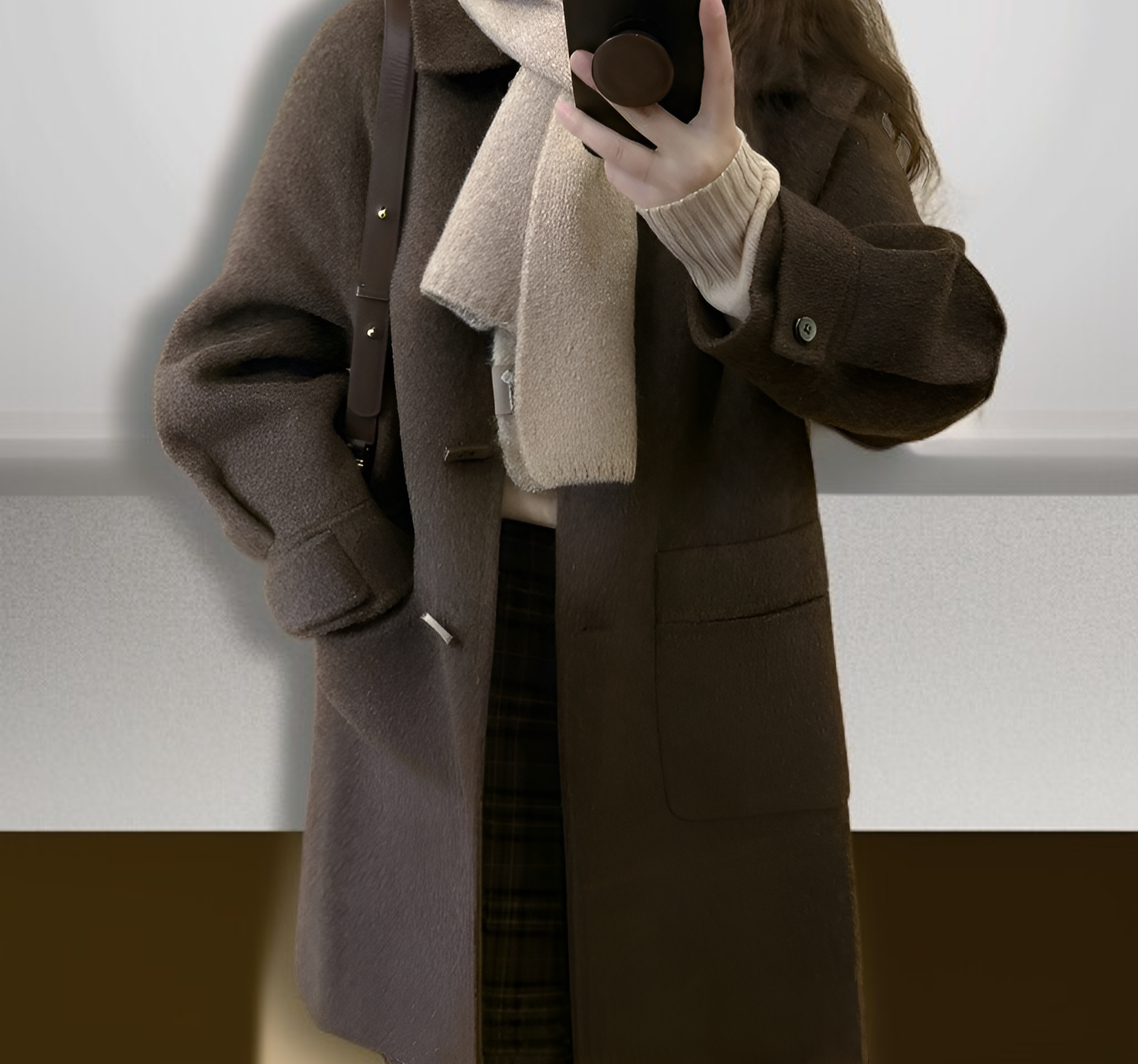 季節外れの茶色のダッフルコート
