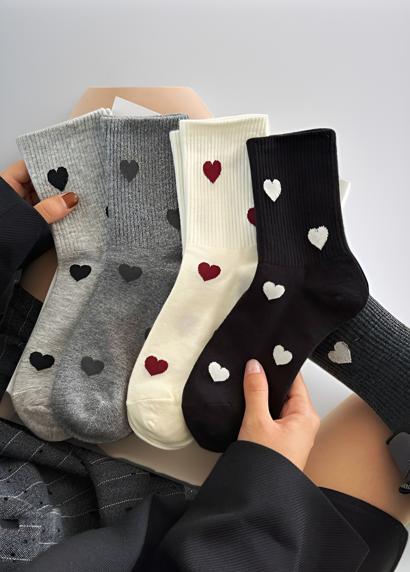 여자 사랑 가을 겨울 양말 착용 이미지