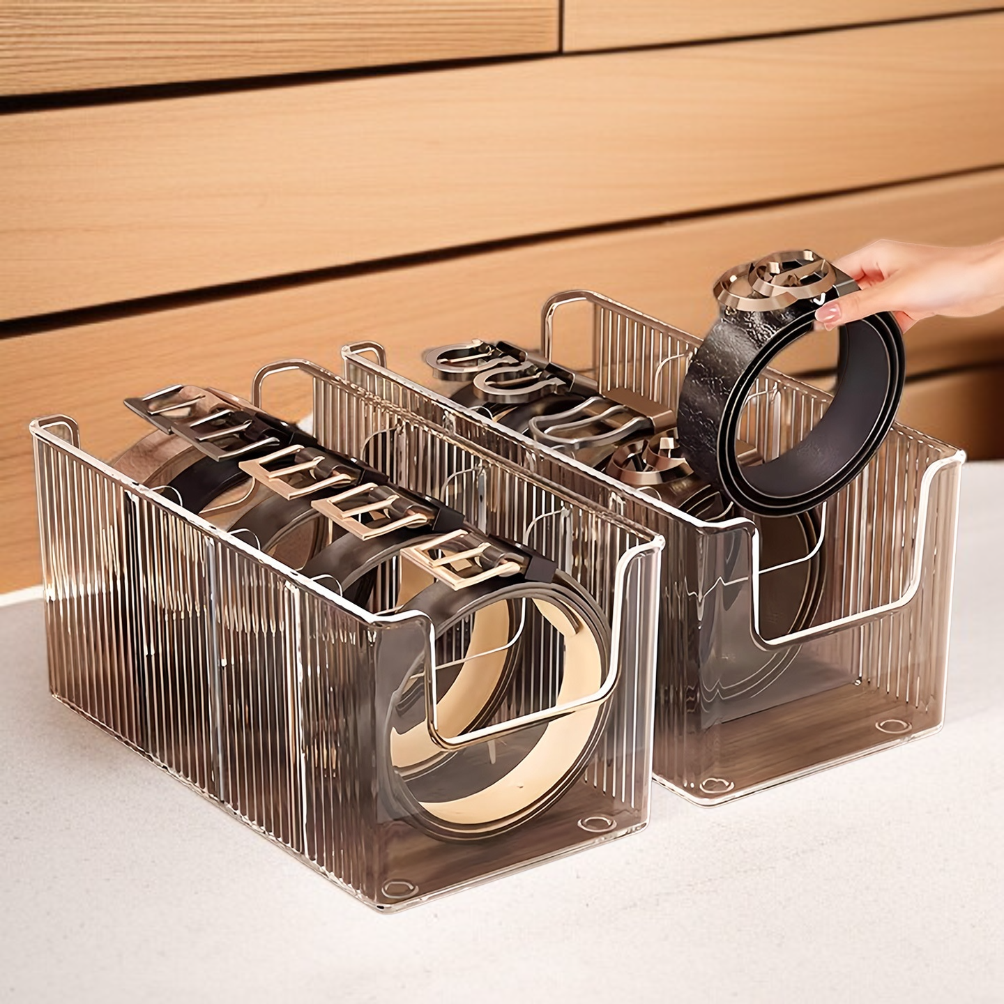 Multifunktionale Acryl-Trennwand Ausstellungsbox im modernen Wohnzimmer