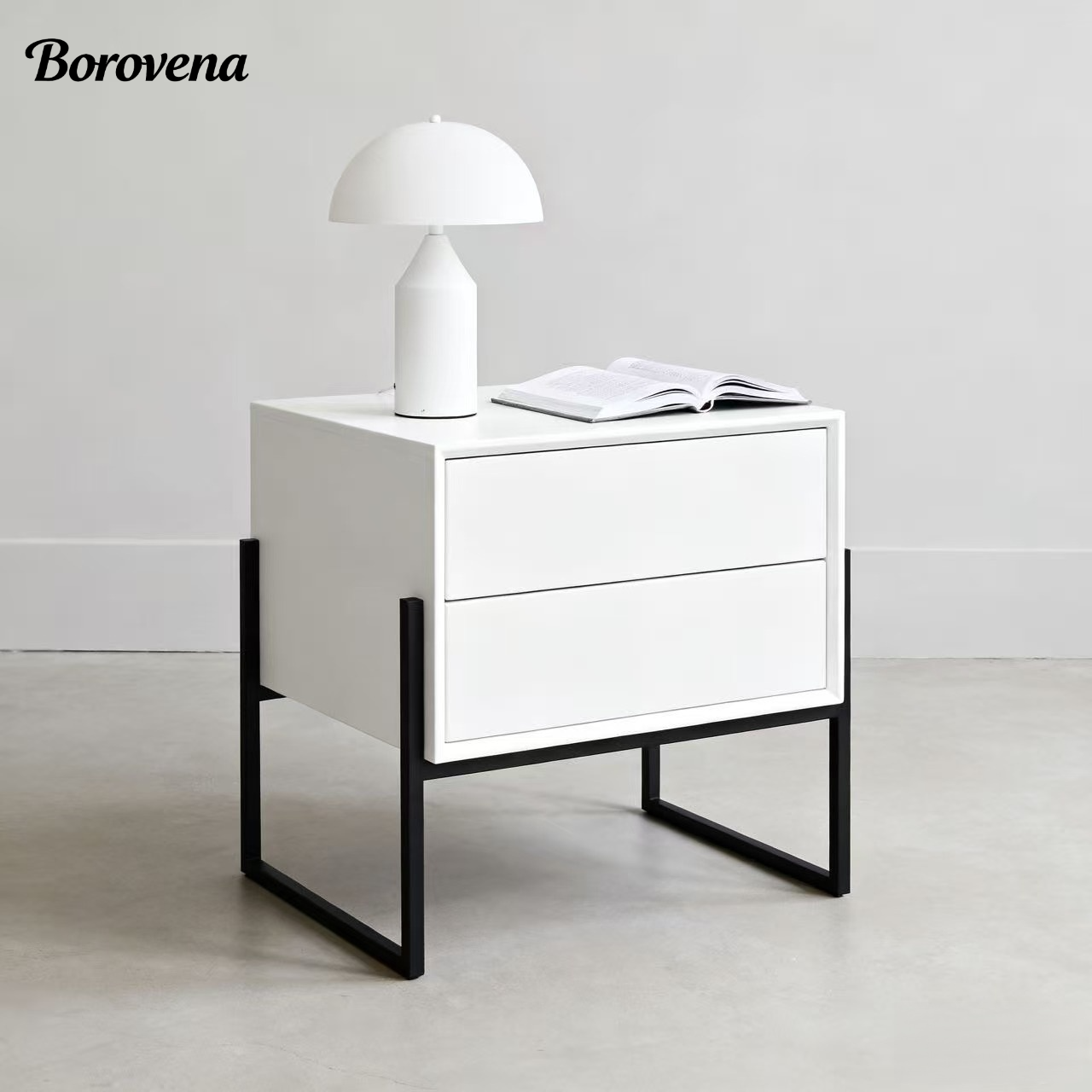 クリーム色のベッドサイドテーブル、モダンでミニマリストなスタイル、寝室のベッドの横にある小さな収納キャビネット。