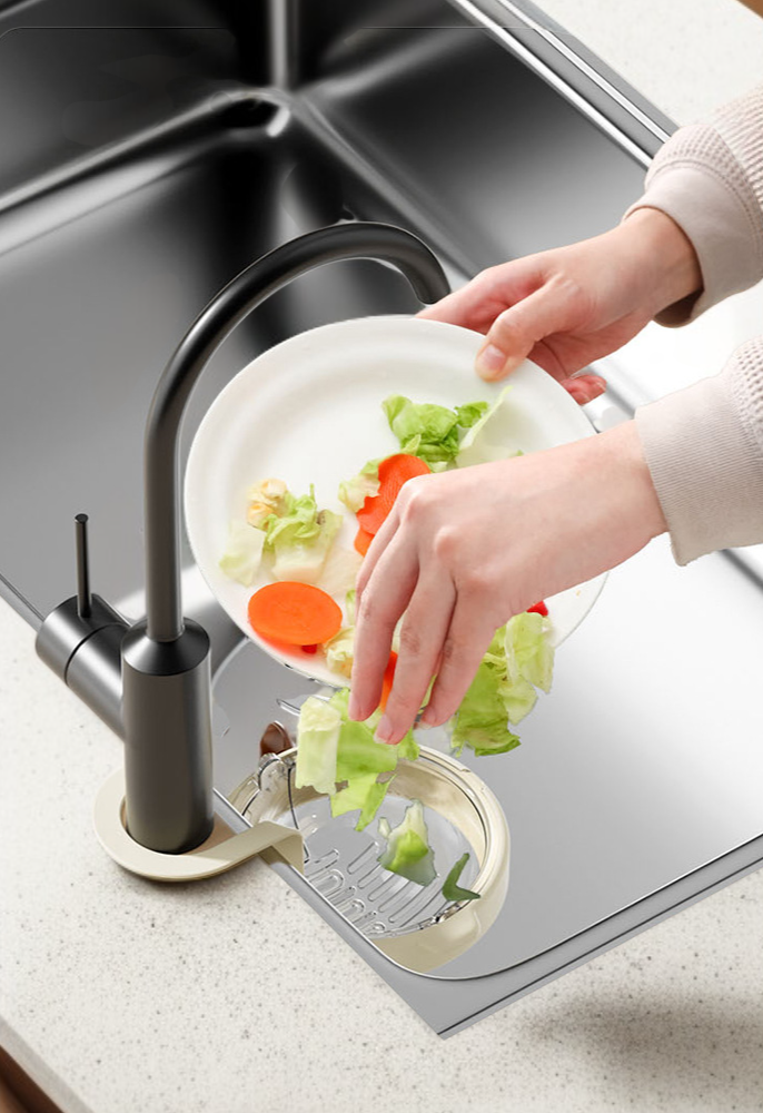 Platzsparender hängender Korb für die Küchenspüle