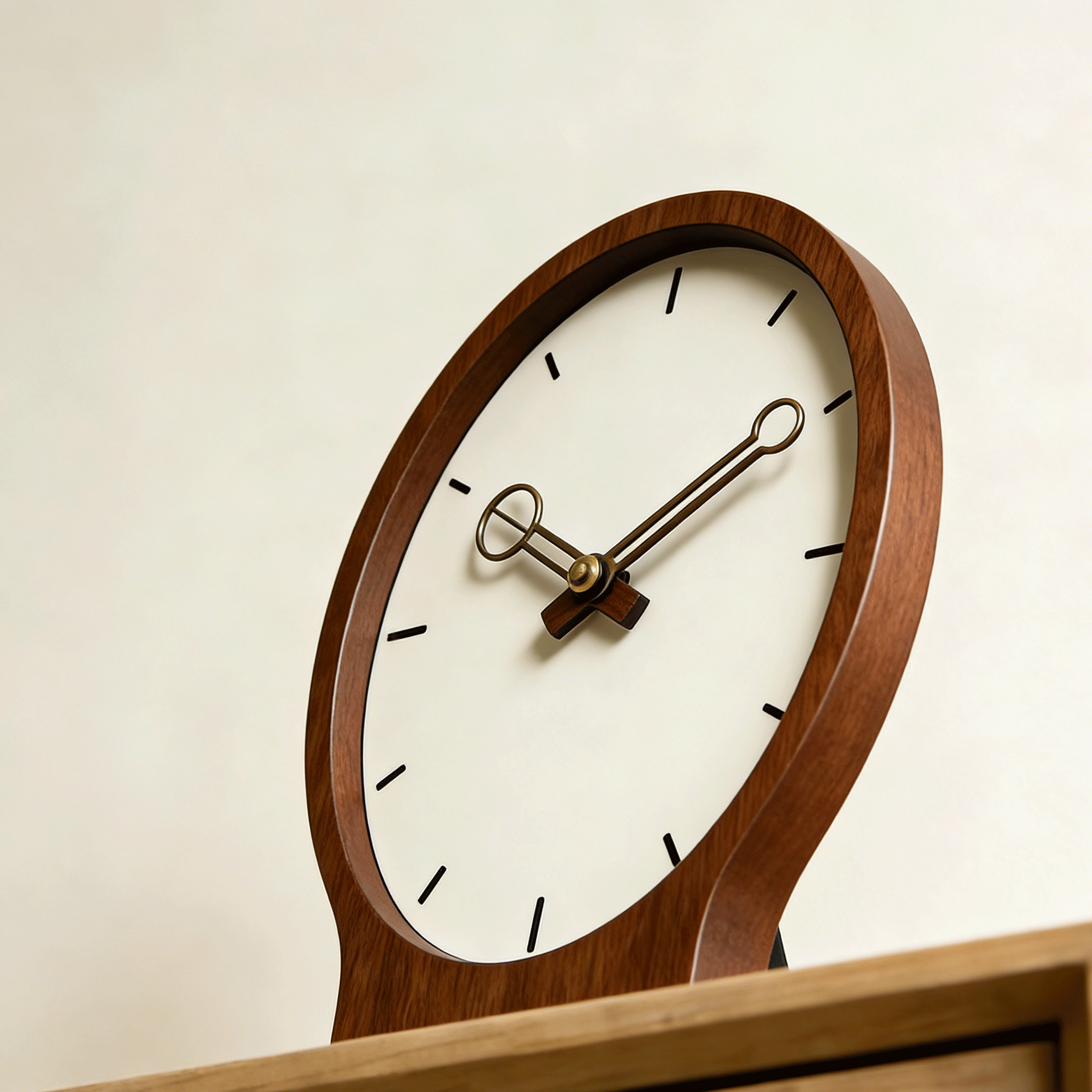 Reloj de mesa moderno y artístico