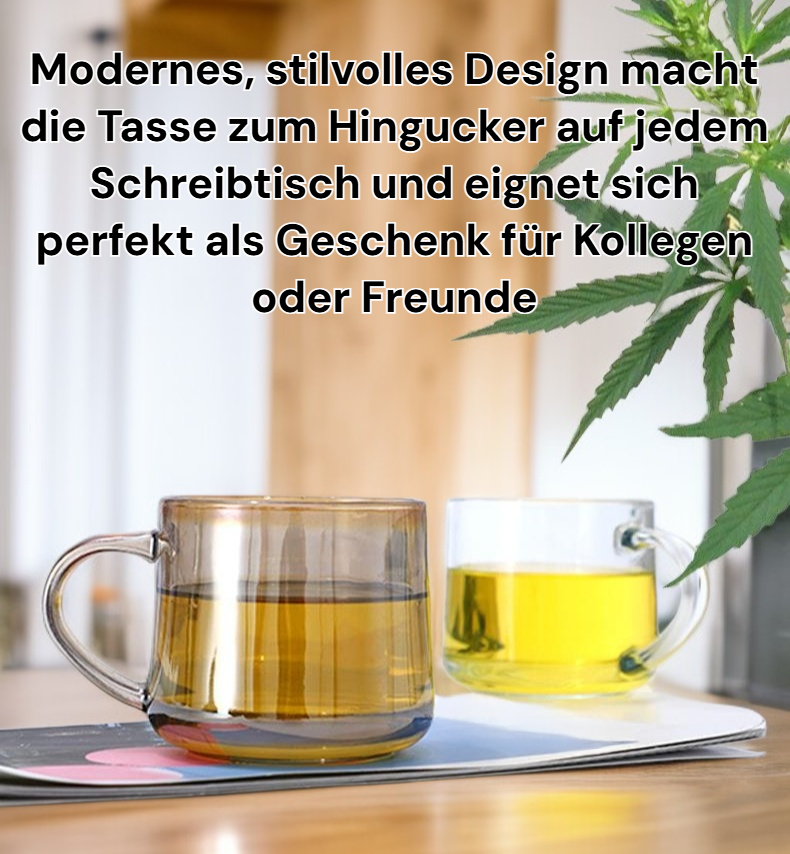 Moderne Büro-Teetasse mit Henkel auf Schreibtisch