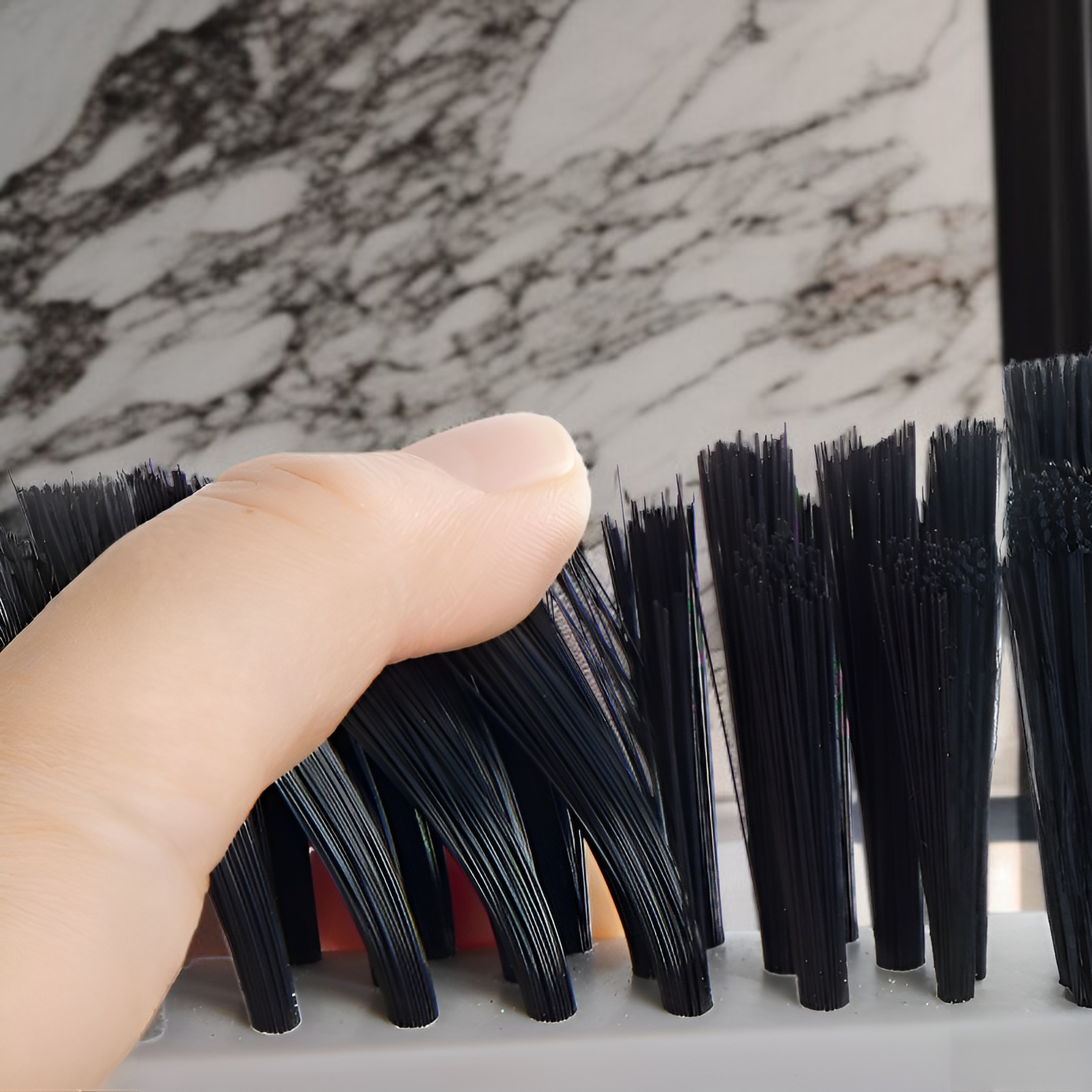 キッチンの床掃除にも使える多用途ブラシ