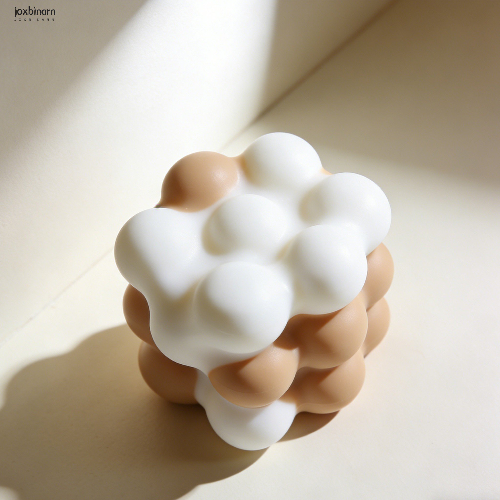 テーブルの角に使用された家具用衝突防止粒