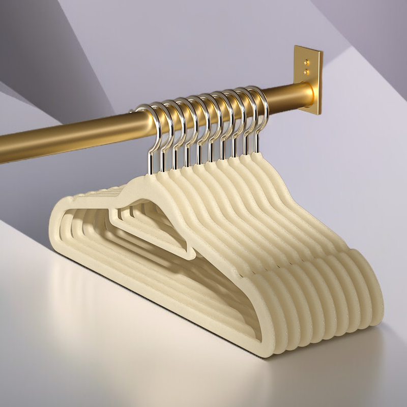 Detalle del gancho para ropa antideslizante en armario