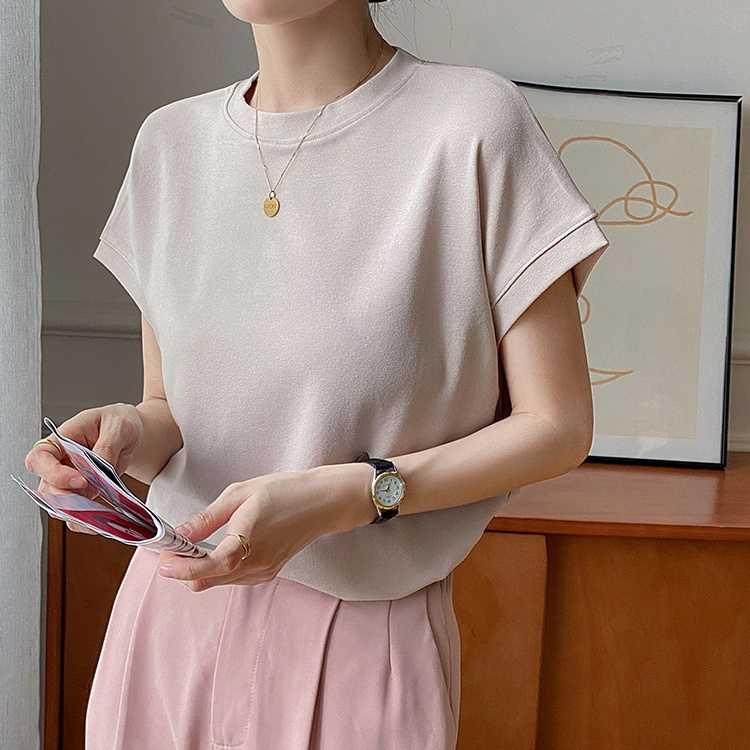 가오리핏 소매가 돋보이는 여성 티셔츠