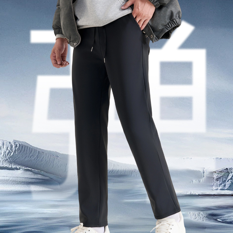 남성 모델이 착용한 와이드 빅사이즈 겨울 팬츠