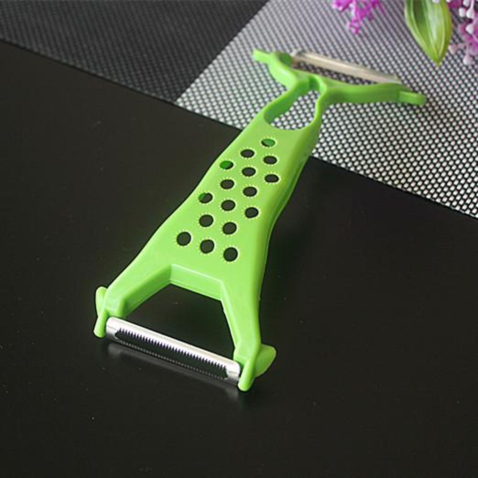 Multifunktionaler Apfelschäler mit Messer