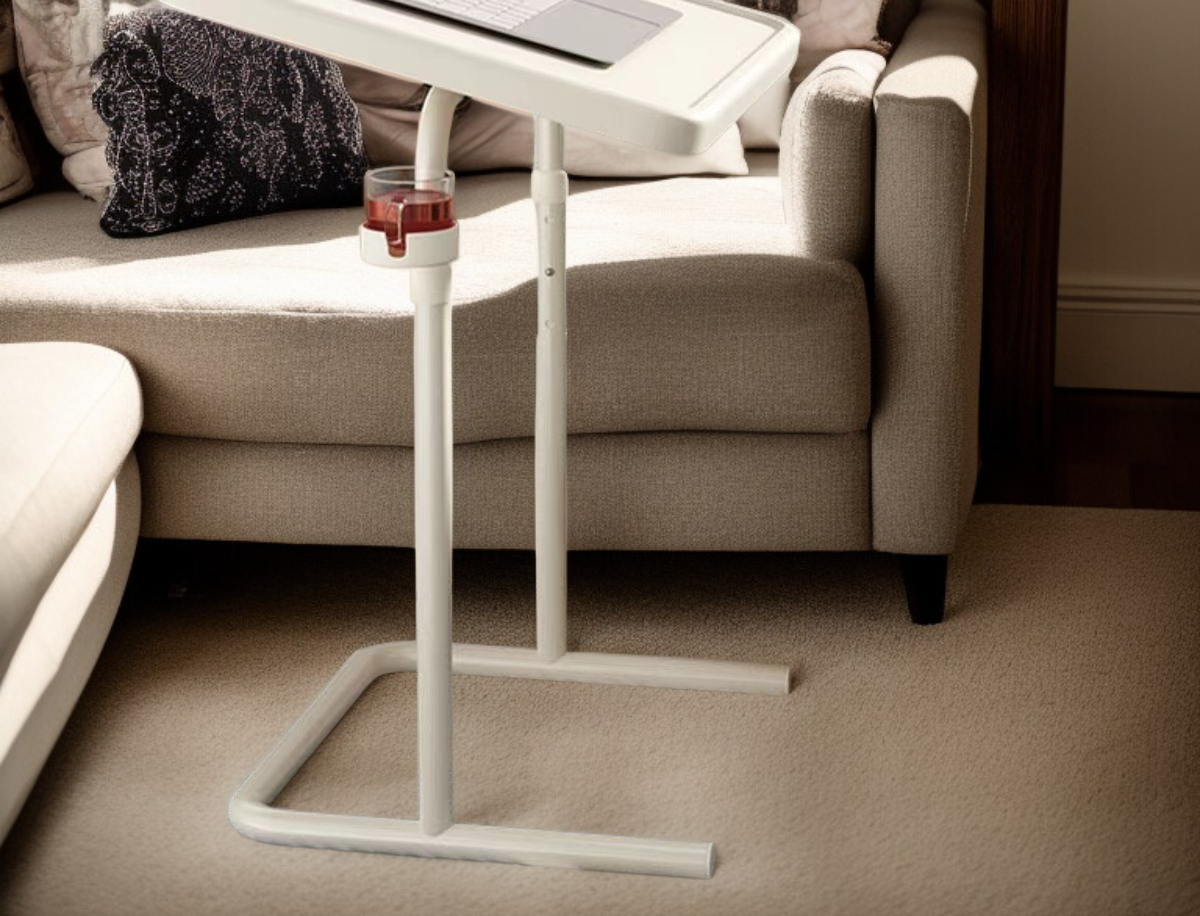 침대 옆에 놓인 접이식 테이블