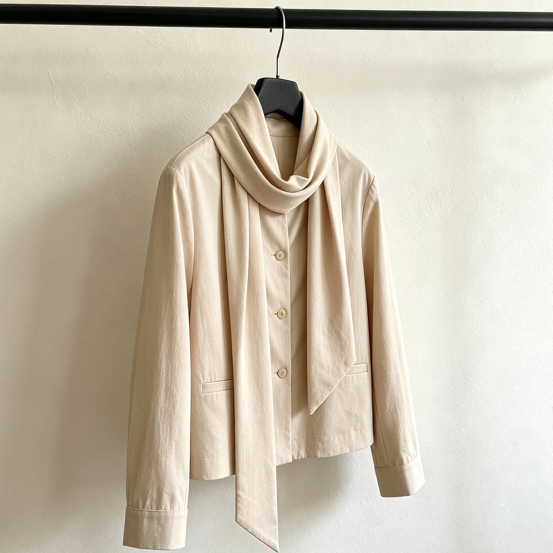 女性モデル着用カーキ色リボン付きショートジャケット