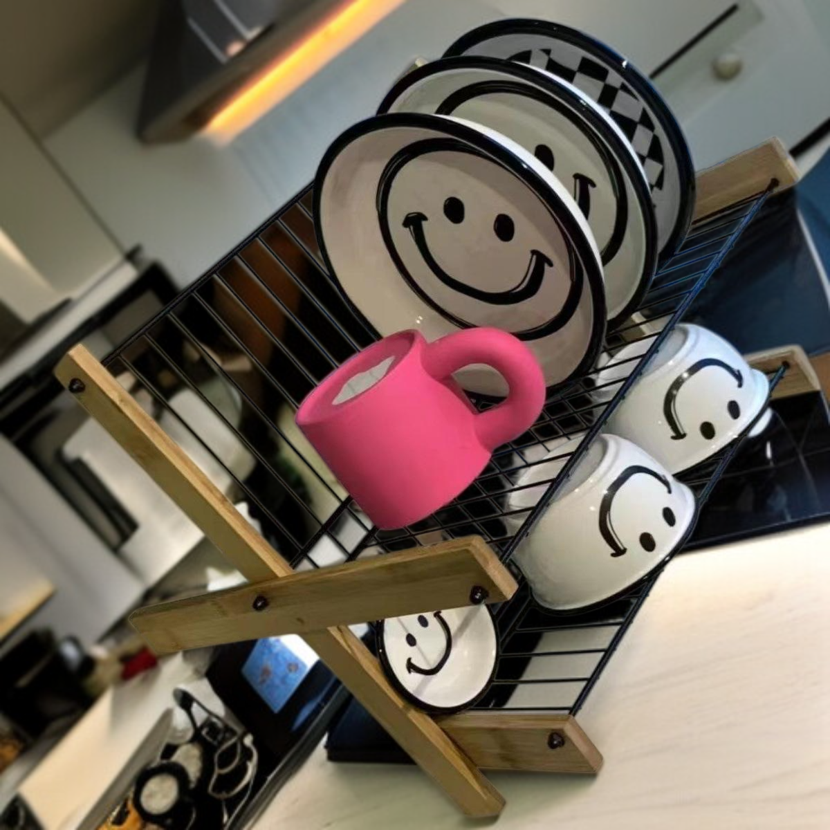 다양한 크기의 접시가 정리된 선반