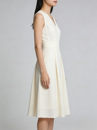 Ärmelloses A-Linien-Kleid in Cremeweiß mit V-Ausschnitt und Taillierung