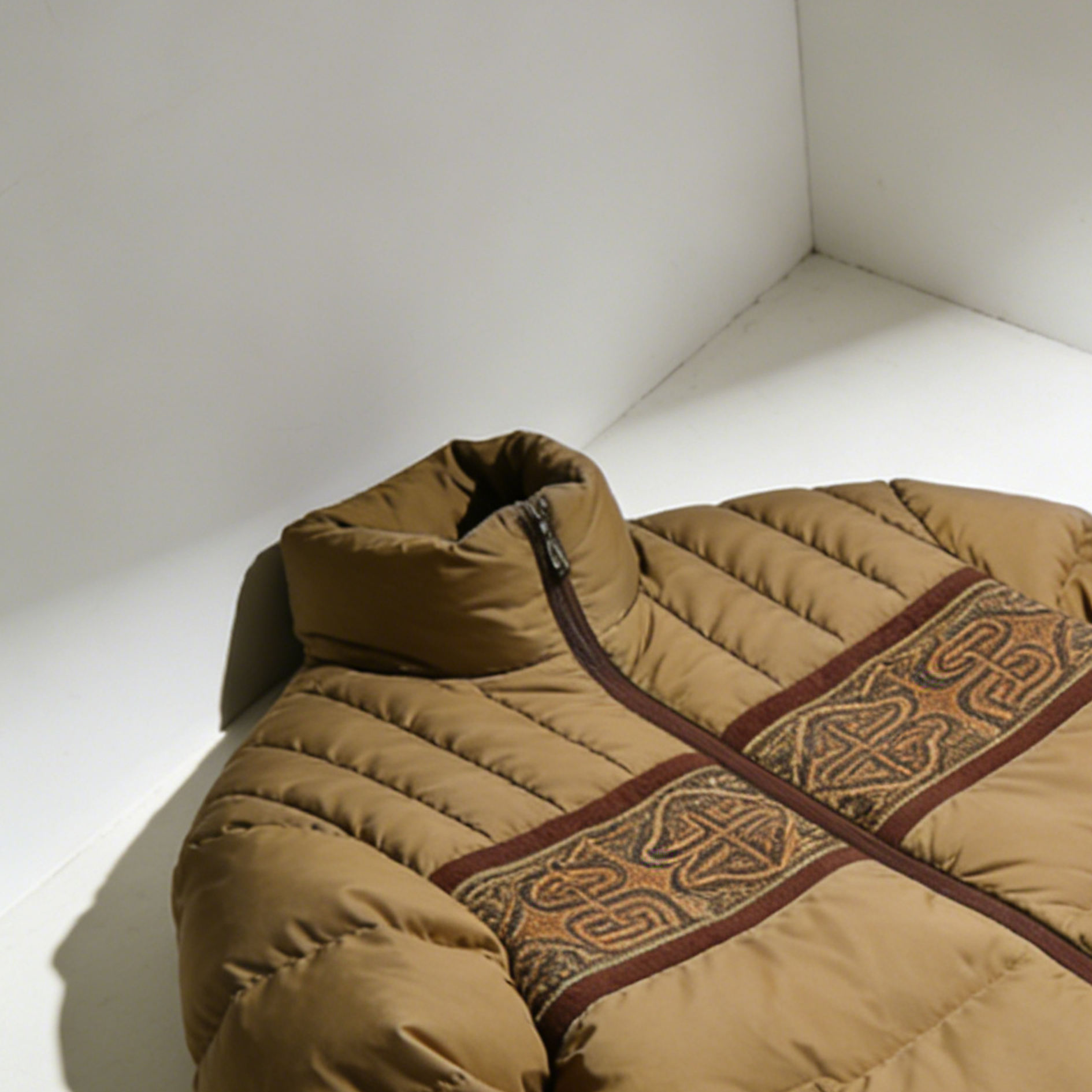 슬림핏 남성 패딩 점퍼 측면 모습