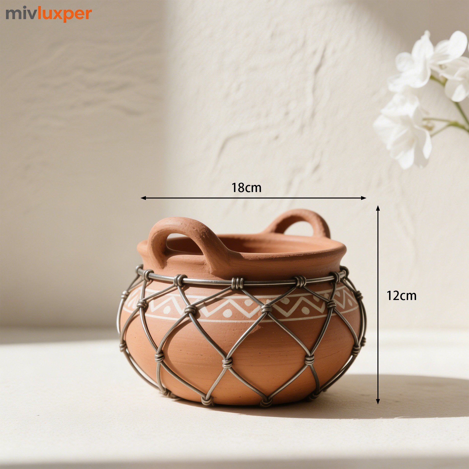 Cazuela tradicional de alambre de hierro sobre mesa de madera