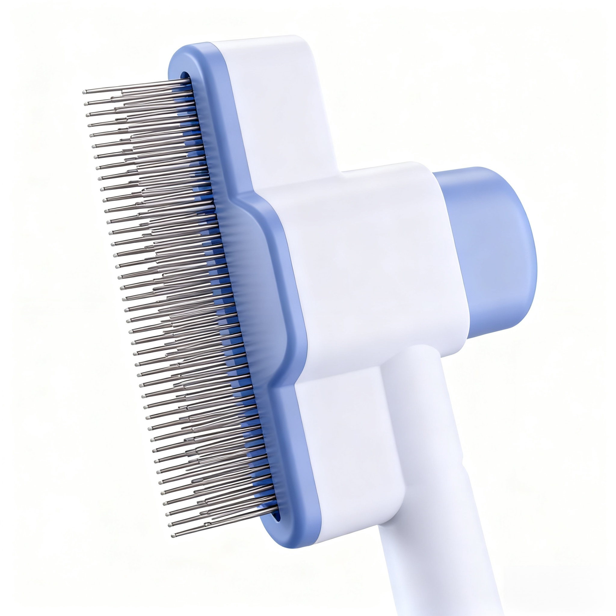 ペット用コームで猫の毛並みを整える