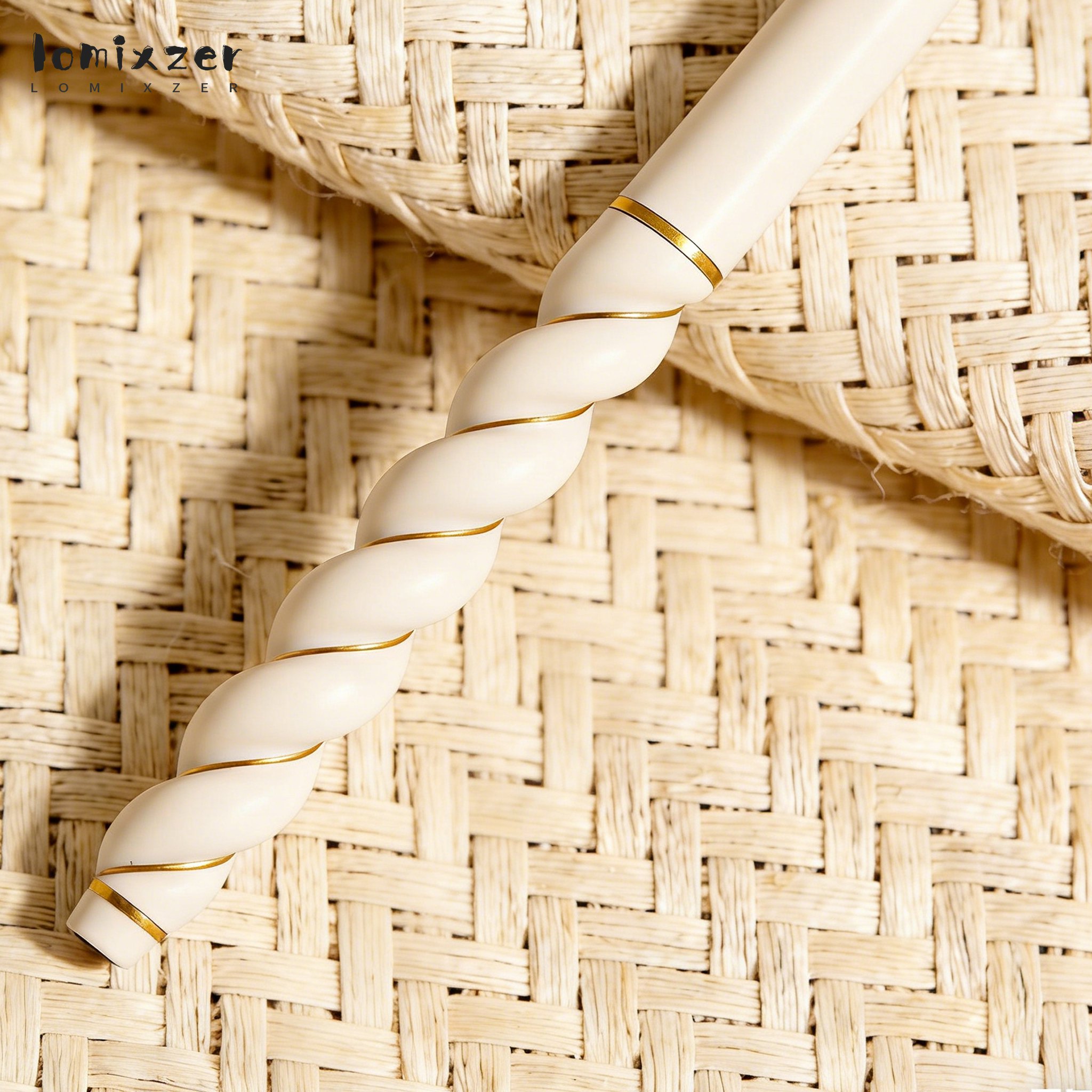 อายไลเนอร์ติดทนนาน ไม่เลอะง่าย