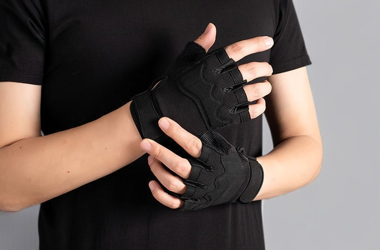 Durable fitness gloves for men and women